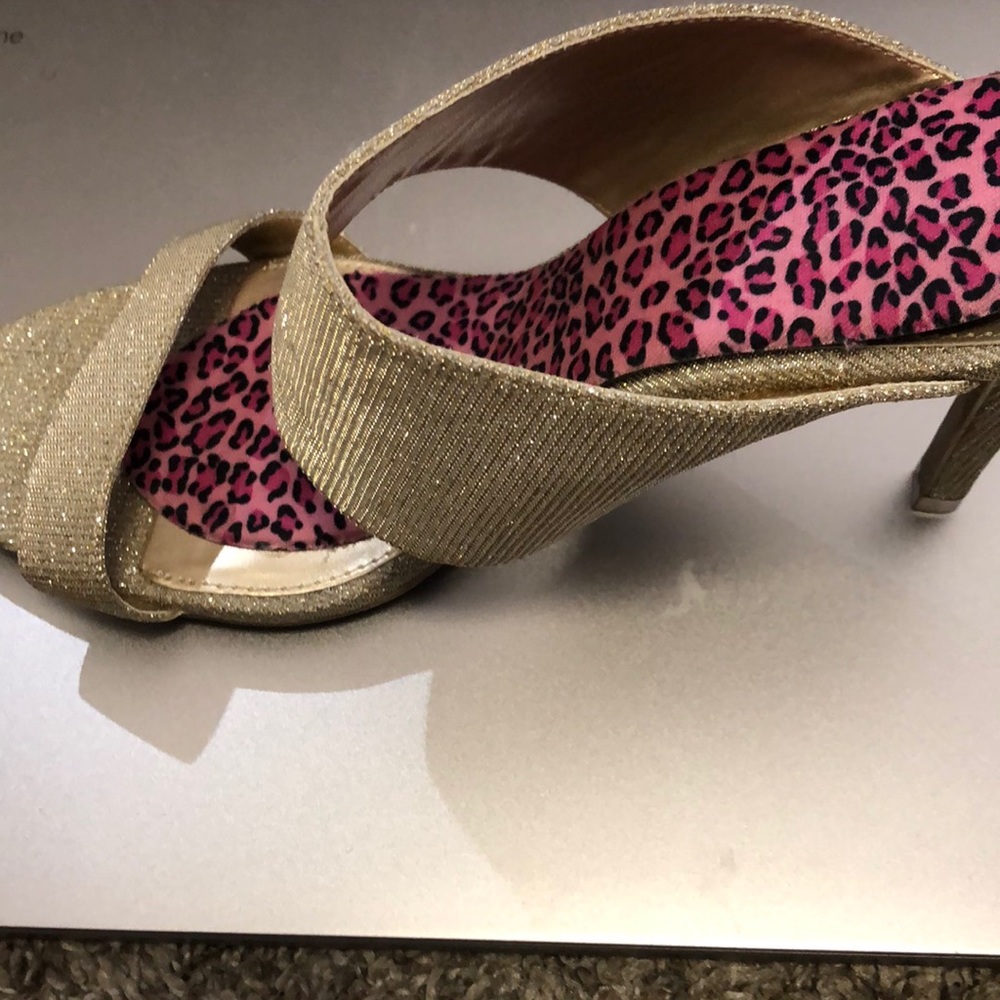 Gold heel ; never been worn; very comfortable